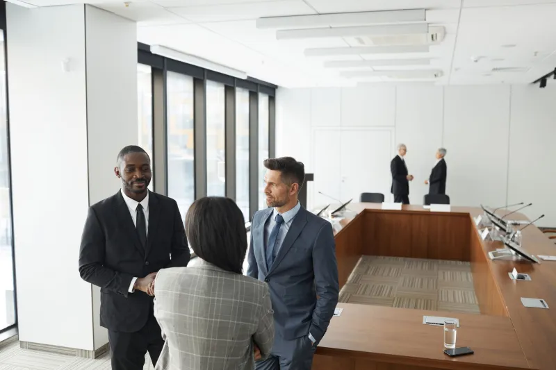 Collective Intelligence, Competitive Edge: How American Firms in Saudi Arabia Are Turning Peer Knowledge Into Market Advantage